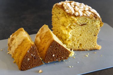 Panettone 'un Dilimleri - geleneksel Noel pastası beyaz arka planda izole edilmiş, lezzetli paskalya pastası