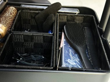 Güzellik salonundaki farklı profesyonel kuaför aletleri, saç fırçaları ve taraklar, saç yengeci bareti.