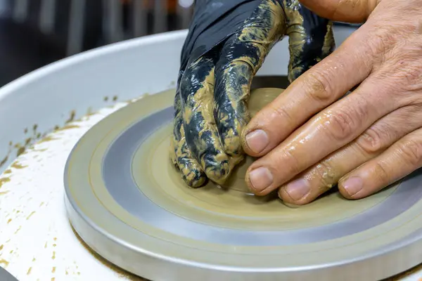 Çömlekçilik dersinde seramik kase yaratmak. Tekerlek atma. Çömlek tekeriyle kilin farklı şekillerde nasıl modelleneceğini öğrenmek