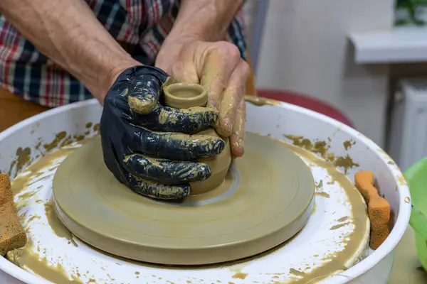 Çömlekçilik dersinde seramik kase yaratmak. Tekerlek atma. Çömlek tekeriyle kilin farklı şekillerde nasıl modelleneceğini öğrenmek