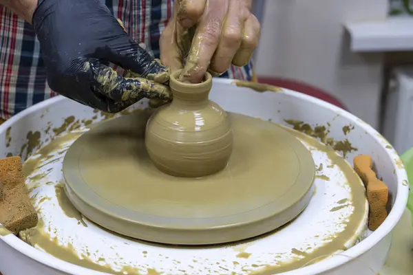 Çömlekçilik dersinde seramik kase yaratmak. Tekerlek atma. Çömlek tekeriyle kilin farklı şekillerde nasıl modelleneceğini öğrenmek