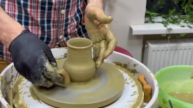 Çömlekçilik dersinde seramik kase yaratmak. Tekerlek atma. Çömlek tekeriyle kilin farklı şekillerde nasıl modelleneceğini öğrenmek