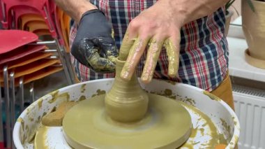 Çömlekçilik dersinde seramik kase yaratmak. Tekerlek atma. Çömlek tekeriyle kilin farklı şekillerde nasıl modelleneceğini öğrenmek