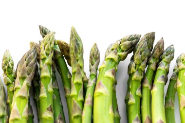 Taze yeşil kuşkonmaz mızrakları beyaz arka planda izole edilmiş, sağlıklı yemekler, vegan yemekleri, salatalar ve mevsimlik bahar yemekleri. Yüksek lif ve besin değeri.