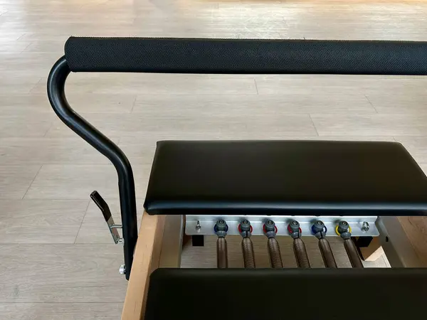 Bahar direnç sisteminin ayrıntıları bir pilates reformcusunun, farklı renklerde görünen yayları, faytonun altında düzenli olarak hizalanmış..