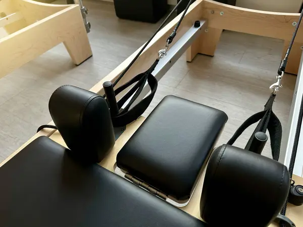 Omuz dinlendirme ve platform alanı yakın plan, siyah yastıklı destekleri ve ayarlanabilir kayışları ahşap çerçeve üzerinde gösterir.