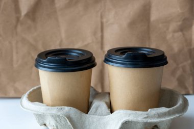 Kravat torbalı bir karton kutuda iki paket kahve fincanı, şehir yaşam tarzı için mükemmel bir konsept, paket kahve ve yiyecek teslimatı..