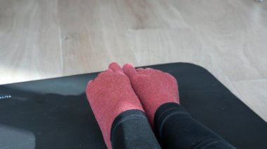 Pilates Ayak Egzersizleri Hallux Valgus Düzeltmesi ve bir paspasın üzerinde gerçekleştirilen ayak sağlığı için yararlı profesyonel ayak parmağı ayırıcı çoraplar