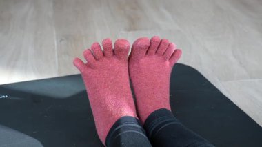 Pilates Ayak Egzersizleri Hallux Valgus Düzeltmesi ve bir paspasın üzerinde gerçekleştirilen ayak sağlığı için yararlı profesyonel ayak parmağı ayırıcı çoraplar
