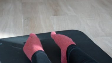 Pilates Ayak Egzersizleri Hallux Valgus Düzeltmesi ve bir paspasın üzerinde gerçekleştirilen ayak sağlığı için yararlı profesyonel ayak parmağı ayırıcı çoraplar