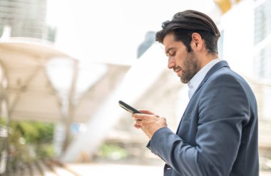 Erkek eli dokunuyor ve akıllı bir telefona bakıyor. Aramak ve kullanacak bir şey bulmak için. Ya da telefonundaki e-ödeme sistemiyle ödemeye hazırlanmak için..