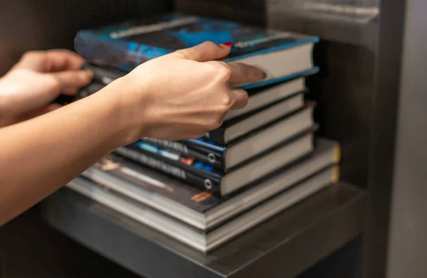 Женщина Собирает Новую Книгу Полке Книжном Магазине Личная Информационная Книга — стоковое фото