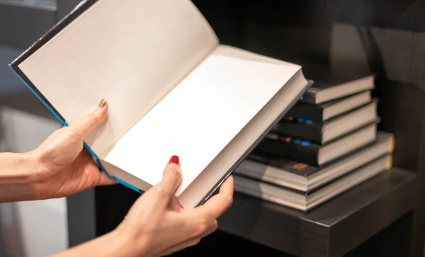 Frauen Halten Notizbücher Der Hand Und Lesen Bücher Mit Dem — Stockfoto