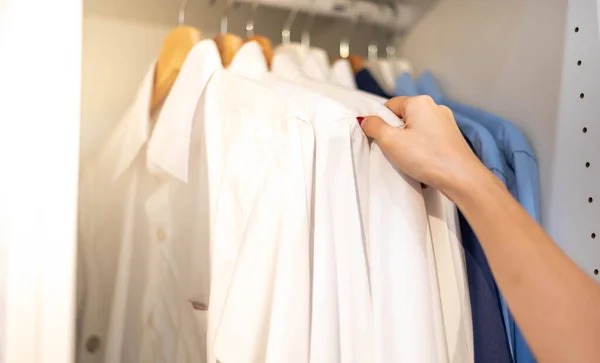 Kvinnlig Hand Välja Kläder För Kontrollerade Mönster Bomull Polo Skjorta — Stockfoto