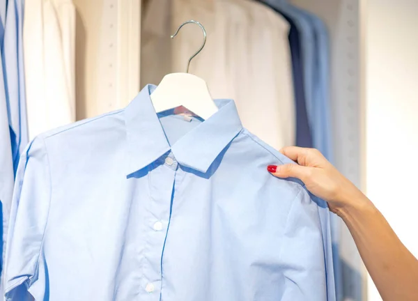 Kvinnlig Hand Välja Kläder För Kontrollerat Mönster Bomullsfärg Shirten Och — Stockfoto