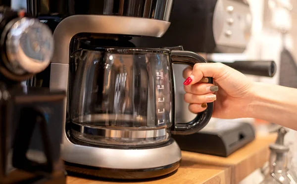 Női Kéz Használja Kávéfőző Gép Főzni Kávét Előkészíti Szolgálja Vevő Jogdíjmentes Stock Képek