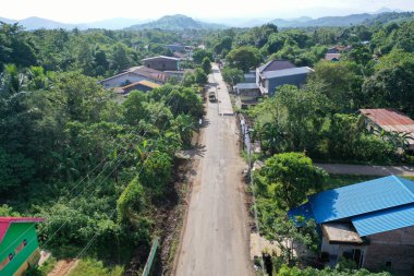 Yol yerel ekonomiyi iyileştirmek için onarılıyor.
