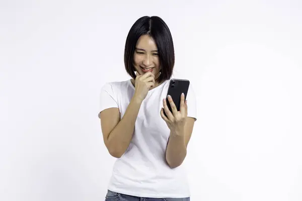 Ung Kvinna Asiatisk Leende Ansikte Håller Megafon Skriker Poserar Isolerad — Stockfoto