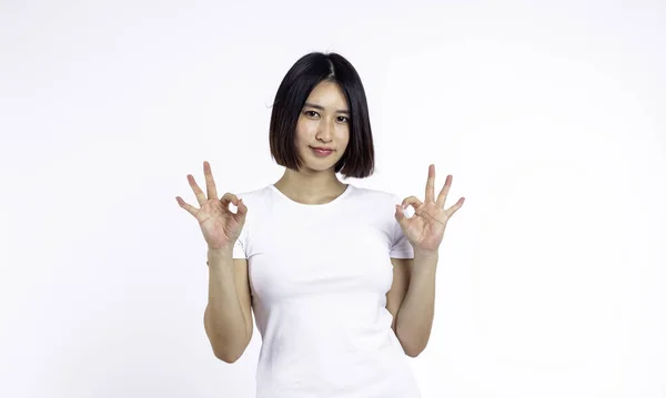 Ung Kvinna Asiatisk Leende Ansikte Vit Shirt Och Stå Isolerade — Stockfoto