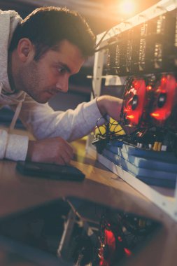 Genç programcı kripto para birimi madencilik platformunu en uygun operasyonel ayarlara ayarlıyor