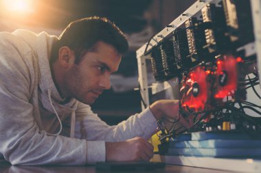 Genç programcı kripto para birimi madencilik platformunu en uygun operasyonel ayarlara ayarlıyor