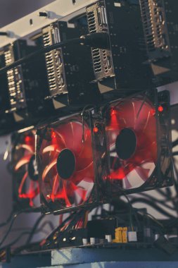 Kripto para birimi kazma platformunun detayları hazır ve kullanıma hazır. Soğutucu ve GPU üzerine seçici odaklanma