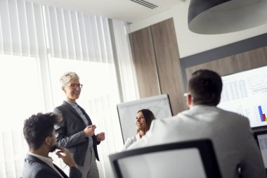 İş ekibi sabah brifingi; iş toplantısı ve modern bir ofiste sunum