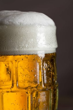 Köpüklü bir sürahi soğuk hafif biranın ayrıntıları. Seçici odak