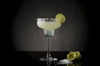 Klasik limonlu margarita kokteyli, tekila, limon suyu, ezilmiş buz ve bir dilim limonla süslenmiş tuz.