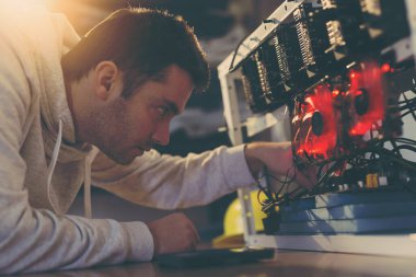 Genç programcı kripto para birimi madencilik platformunu en uygun operasyonel ayarlara ayarlıyor