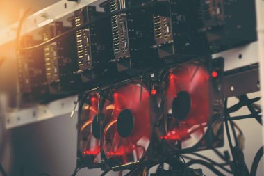 Kripto para birimi kazma platformu kuruldu ve kullanıma hazır. Soğutucu ve GPU üzerine seçici odaklanma