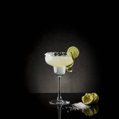 Klasik limonlu margarita kokteyli, tekila, limon suyu, ezilmiş buz ve bir dilim limonla süslenmiş tuz.