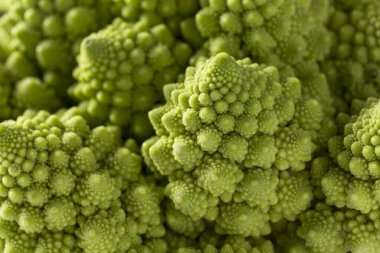 Taze Romanesco karnabahar çiçeklerine yakın çekim. Seçici odak