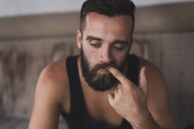 Uyuşturucu satıcısı eroin saflığını test ediyor ve kaçakçılık, kokain tuğlaları, haplar ve marihuana için mallar hazırlıyor.