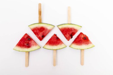 Beyaz arkaplanda izole edilmiş karpuz şekerlerinin üst görünümü
