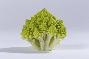 Taze Romanesco karnabahar çiçeklerine yakın çekim. Seçici odak