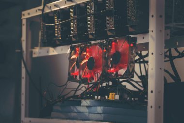 Kripto para birimi kazma platformu kuruldu ve kullanıma hazır. Soğutucu ve GPU üzerine seçici odaklanma