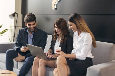 İşadamları işle ilgili konuları tartışıyor ve modern bir ofis binasında çalışıyorlar. Adama odaklan.