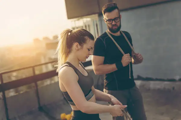Paar Steht Auf Einer Dachterrasse Eines Gebäudes Und Bereitet Sich — Stockfoto