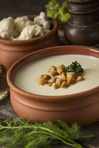 Cauliflower Soup Decorated Parsley Leaves Some Croutons Fresh Vegetables — Stock Photo, Image