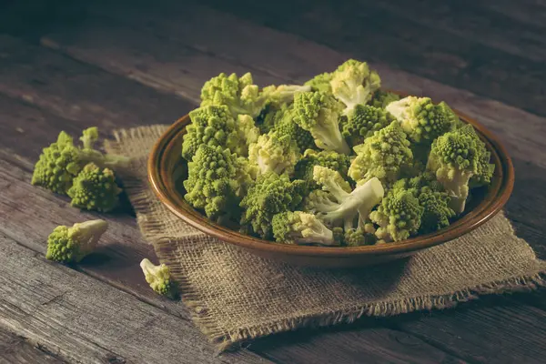 Bord Gevuld Met Verse Romaanse Broccoli Geplaatst Een Zak Een — Stockfoto