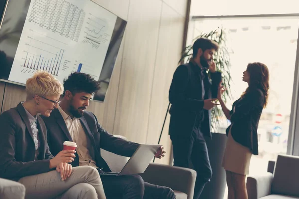 Zakenmensen Bespreken Werkgerelateerde Zaken Tijdens Een Koffiepauze Focus Zittende Man — Stockfoto