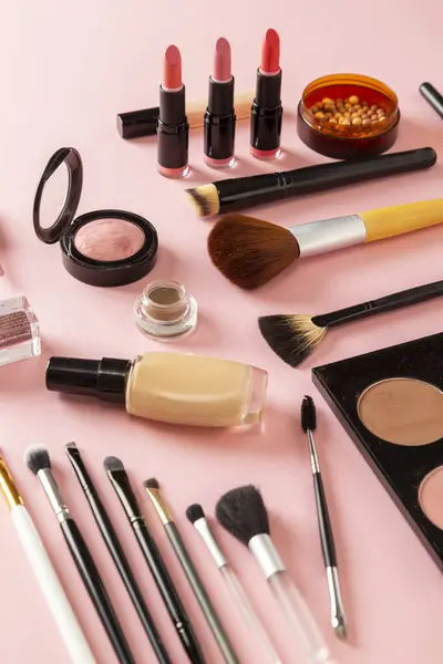 Vista Ángulo Alto Varios Productos Maquillaje Sobre Fondo Rosa Maquillaje — Foto de Stock