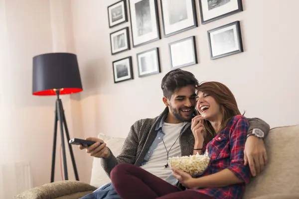 Aşık Bir Çift Oturma Odasındaki Kanepede Oturur Televizyon Izler Patlamış — Stok fotoğraf