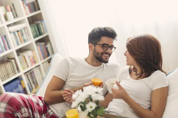 Lyckliga Par Som Ligger Sängen Äter Frukost Och Njuter Sin — Stockfoto