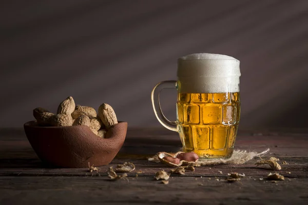 Caneca Cerveja Leve Com Espuma Colocada Uma Montanha Russa Uma — Fotografia de Stock
