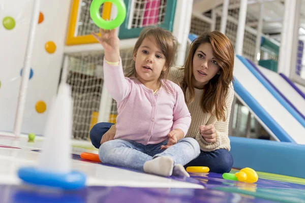 Schöne Mutter Und Tochter Haben Spaß Beim Spielen Spielzimmer Fokus — Stockfoto