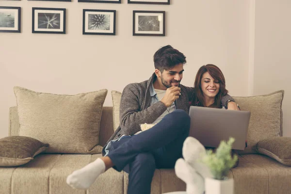 Young Couple Love Reading News Laptop Computer Focus Guy — Stock Photo, Image