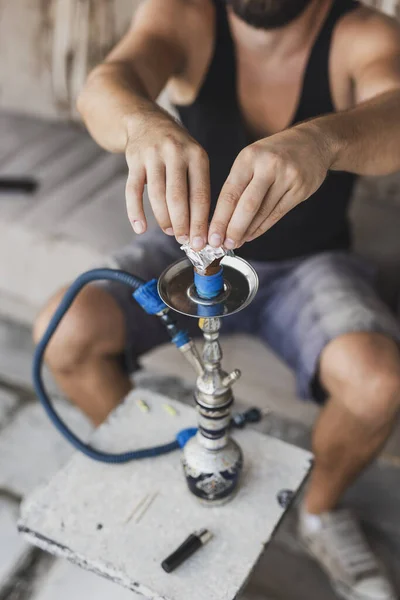 Detalle Manos Masculinas Colocando Papel Aluminio Sobre Tabaco Hokkah Base — Foto de Stock