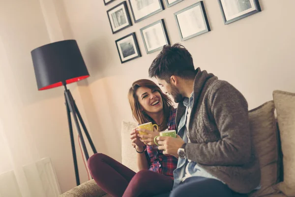 Paar Sitzt Auf Einem Sofa Wohnzimmer Trinkt Kaffee Und Genießt — Stockfoto